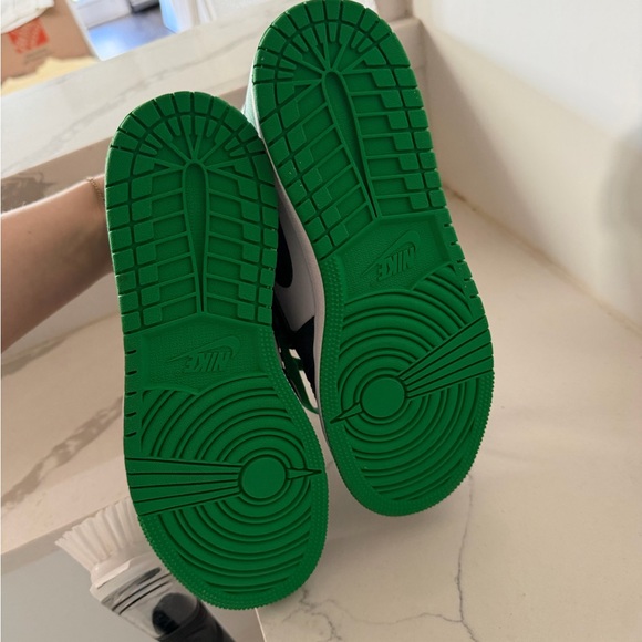 Nike Black, White, and Green High-Top Sneakers - Picture 7 of 7